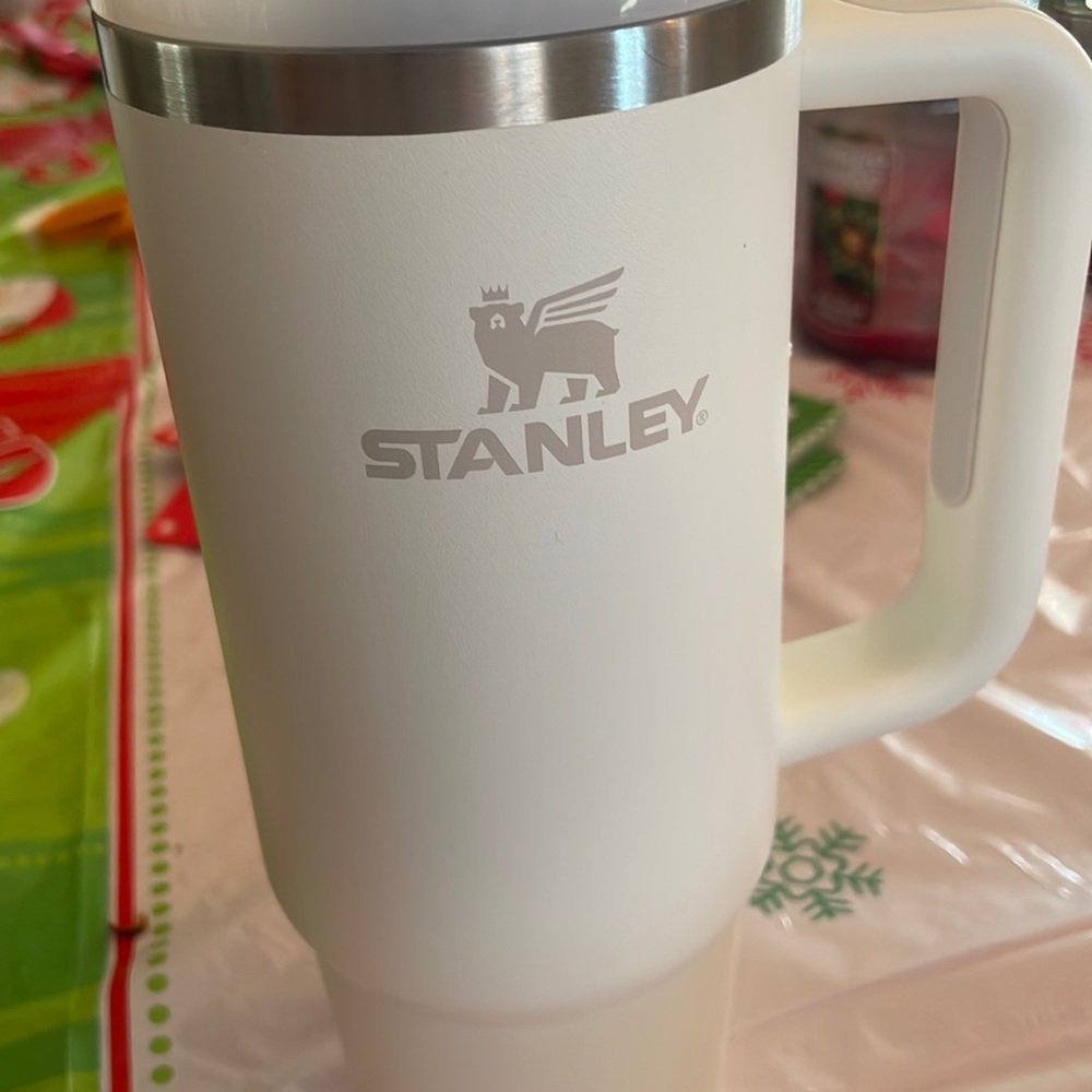 NWT Stanley 2.0 Travel Quencher Flowstate 30 oz CREAM